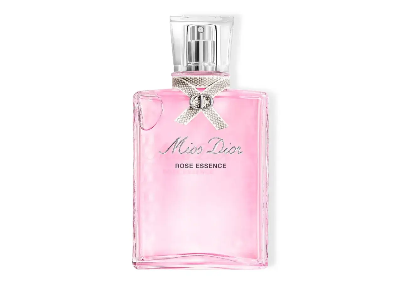 Różowa butelka Miss Dior EDT z ozdobną kokardką i logo CD. Zapach Rose Essence.