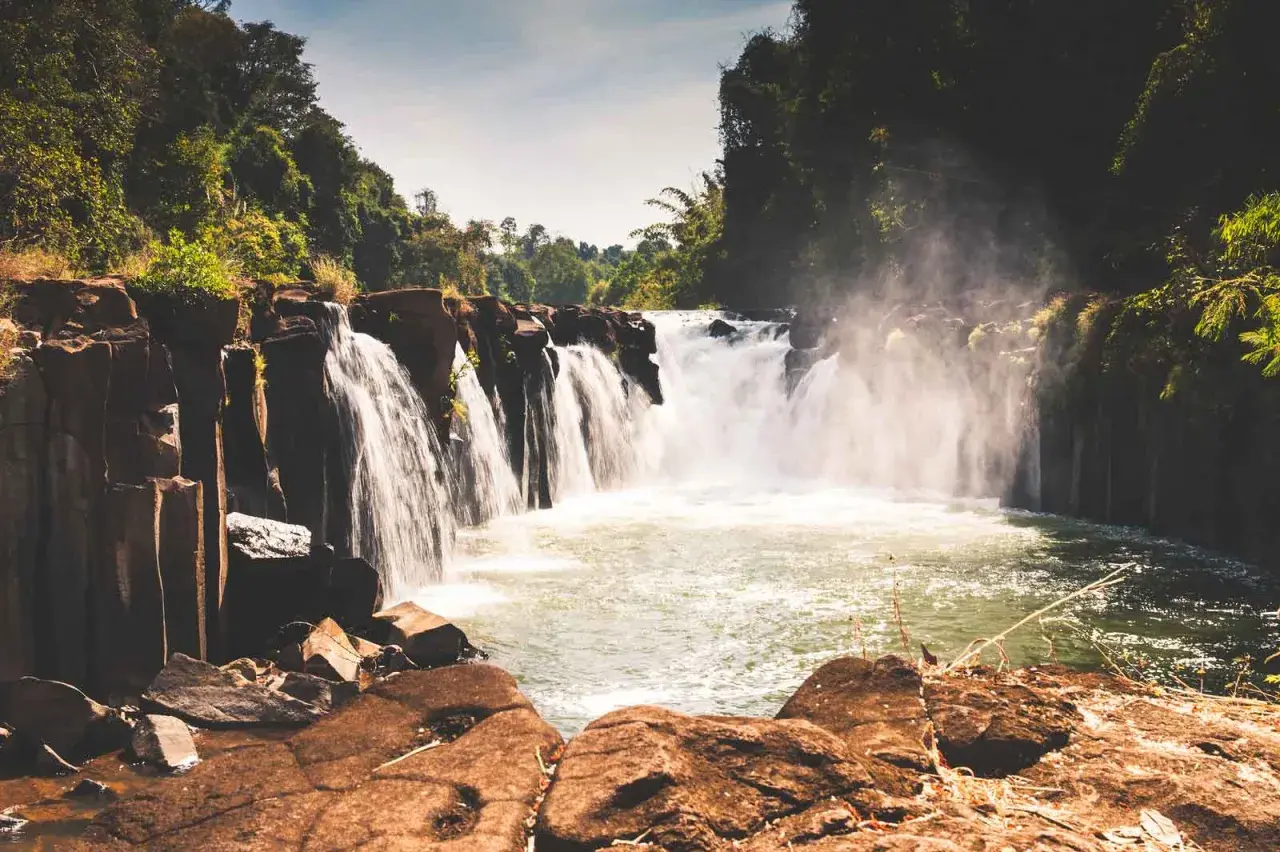 Cascades puissantes dans un paysage luxuriant, un moment inoubliable de mon laos voyage.