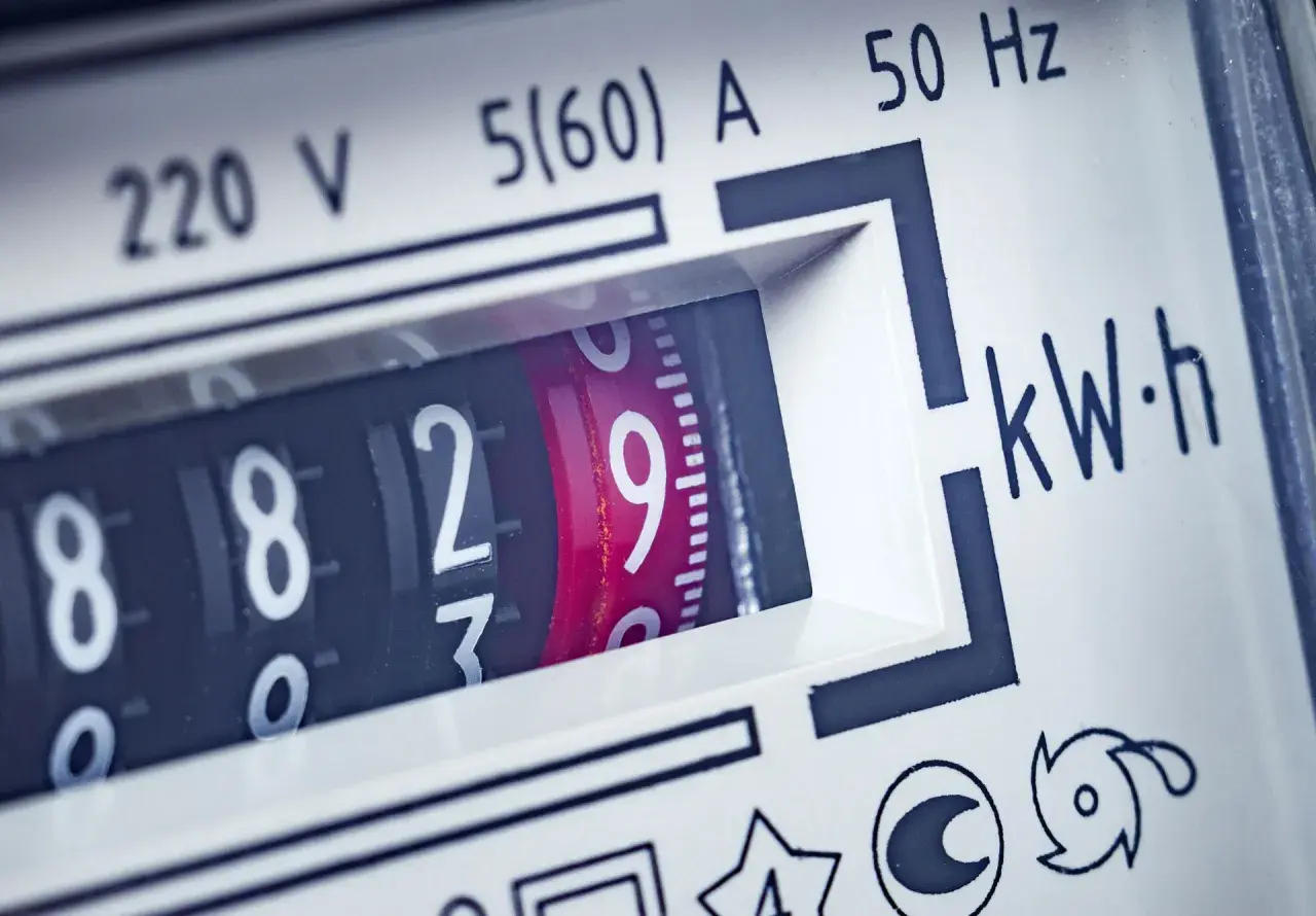 Zbliżenie na licznik energii elektrycznej. Cyfry wskazują zużycie, a obok widnieje napis "kW·h". Szukając informacji o kompensator mocy biernej cena, warto zwrócić uwagę na takie detale.