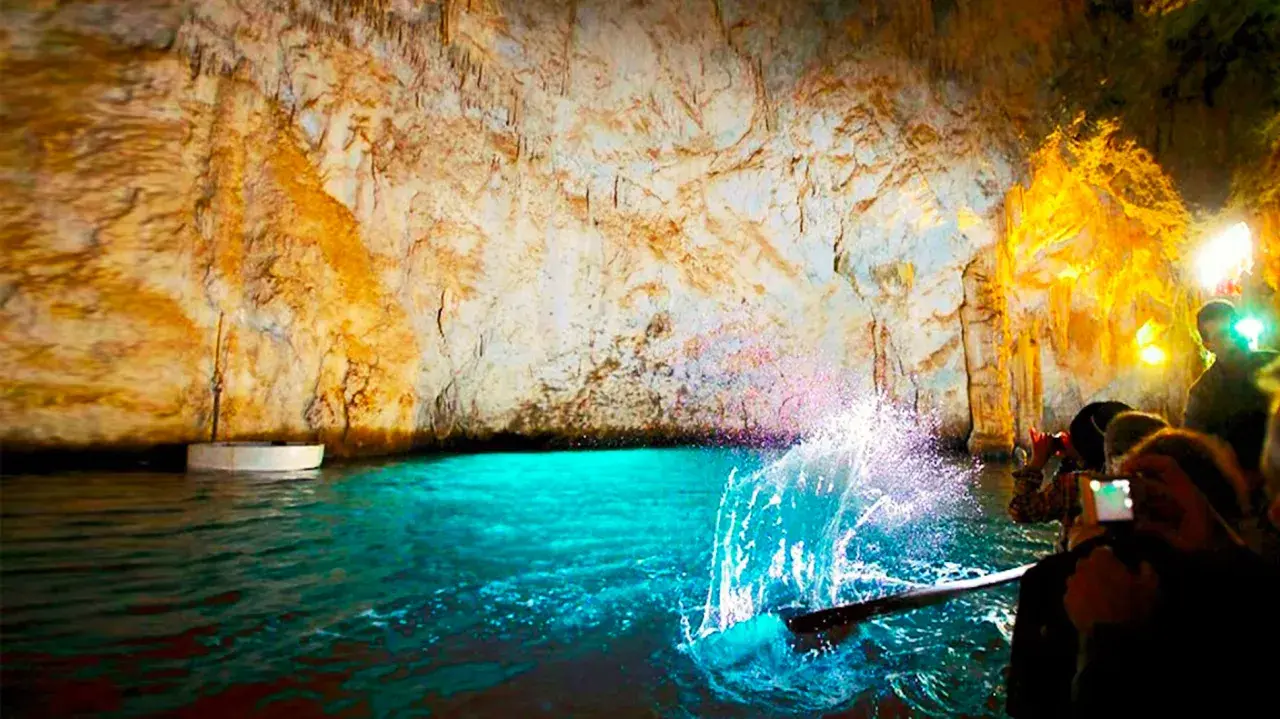 Giro in barca nella grotta dello smeraldo Amalfi, l'acqua cristallina illumina le rocce.