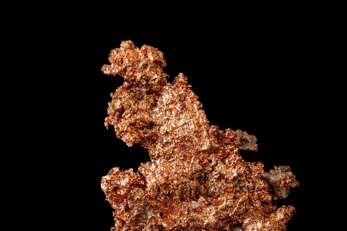 Strukturierte Kupferformation mit glänzender, metallischer Oberfläche. Die kupfer wirkung zeigt sich in der charakteristischen rötlich-braunen Farbe und der rauen Textur.
