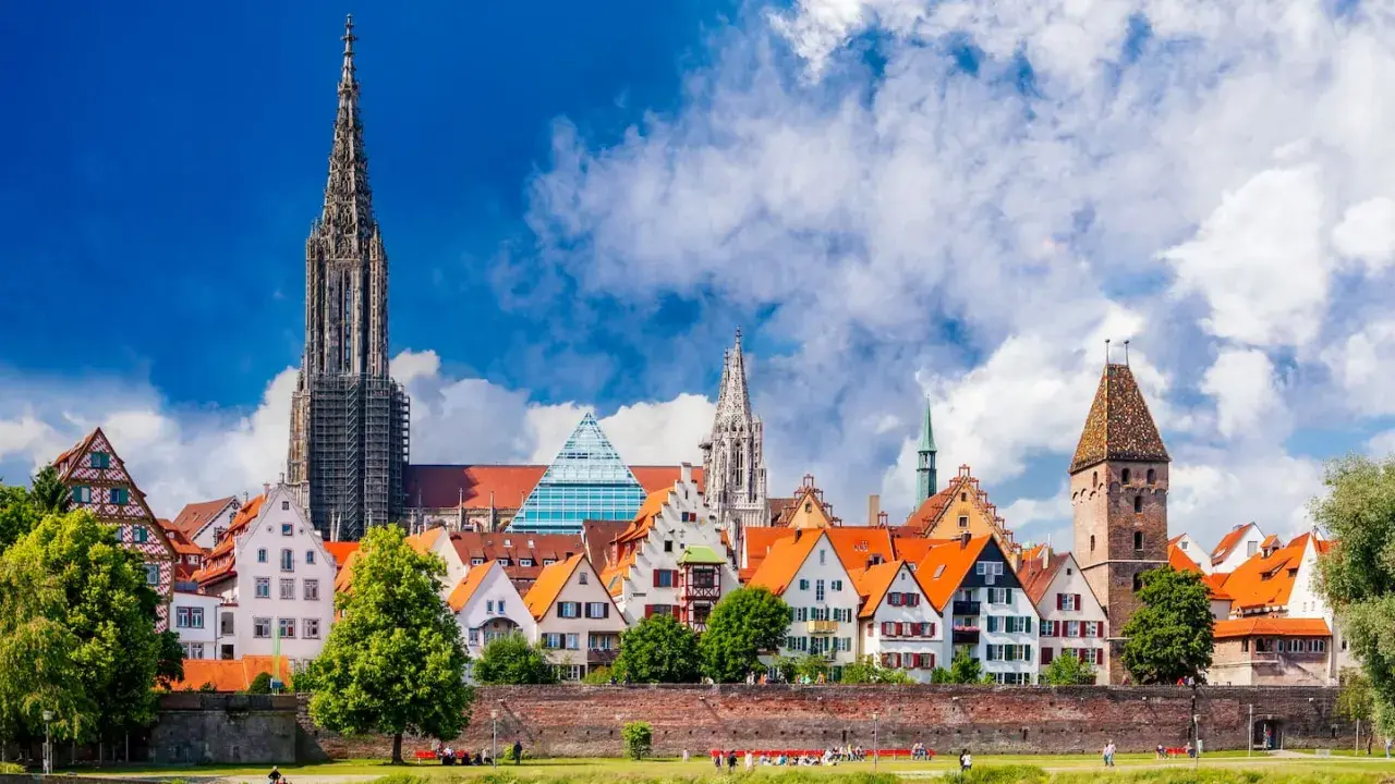 Ulm mit seinem beeindruckenden Münster und malerischen Fachwerkhäusern – ein Ort, der zu den besten Urlaubsziele zählt.