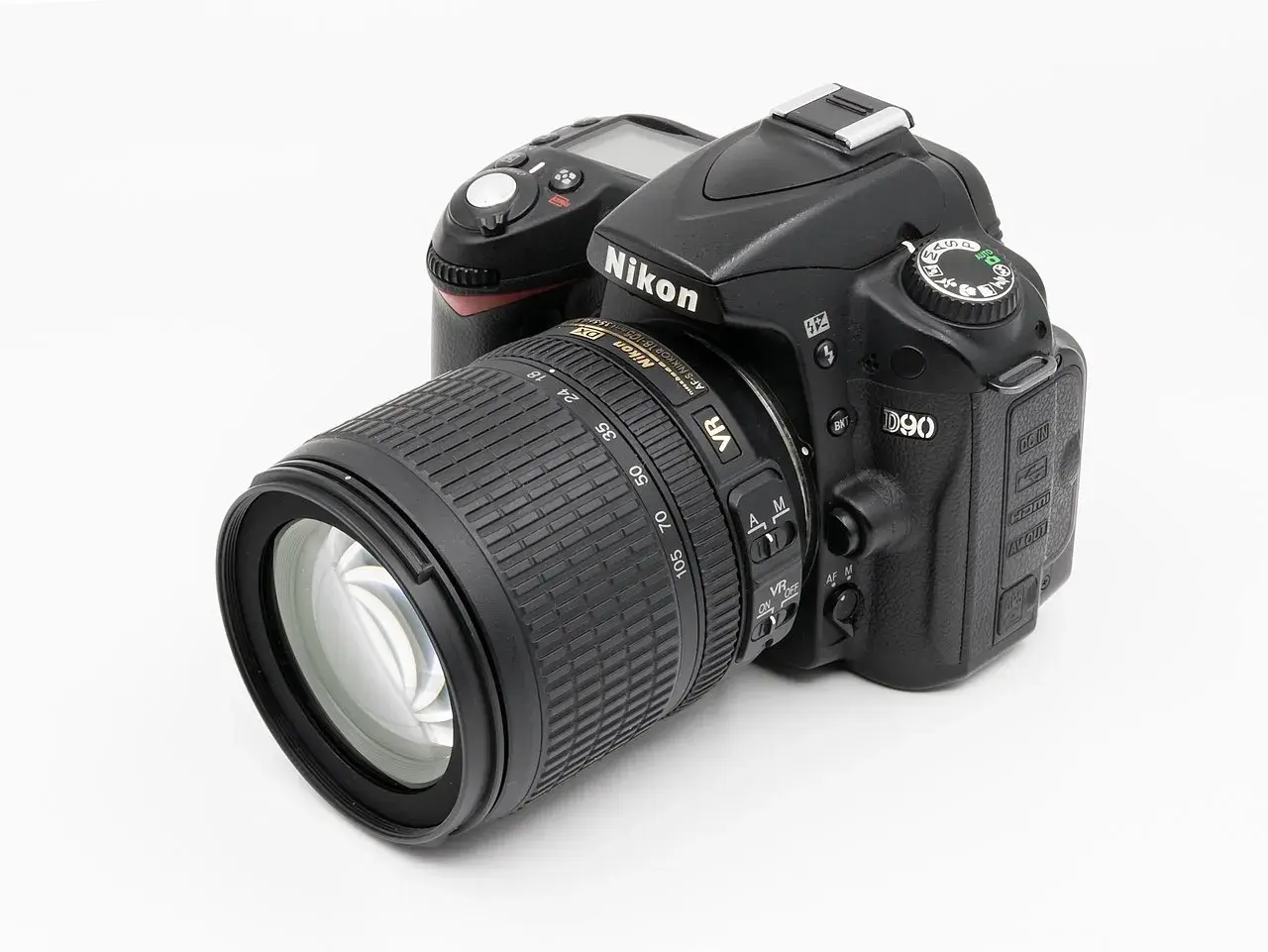 Nikon D90 z obiektywem 18-105mm VR. Aparat cyfrowy z licznymi funkcjami, idealny do nauki fotografii.