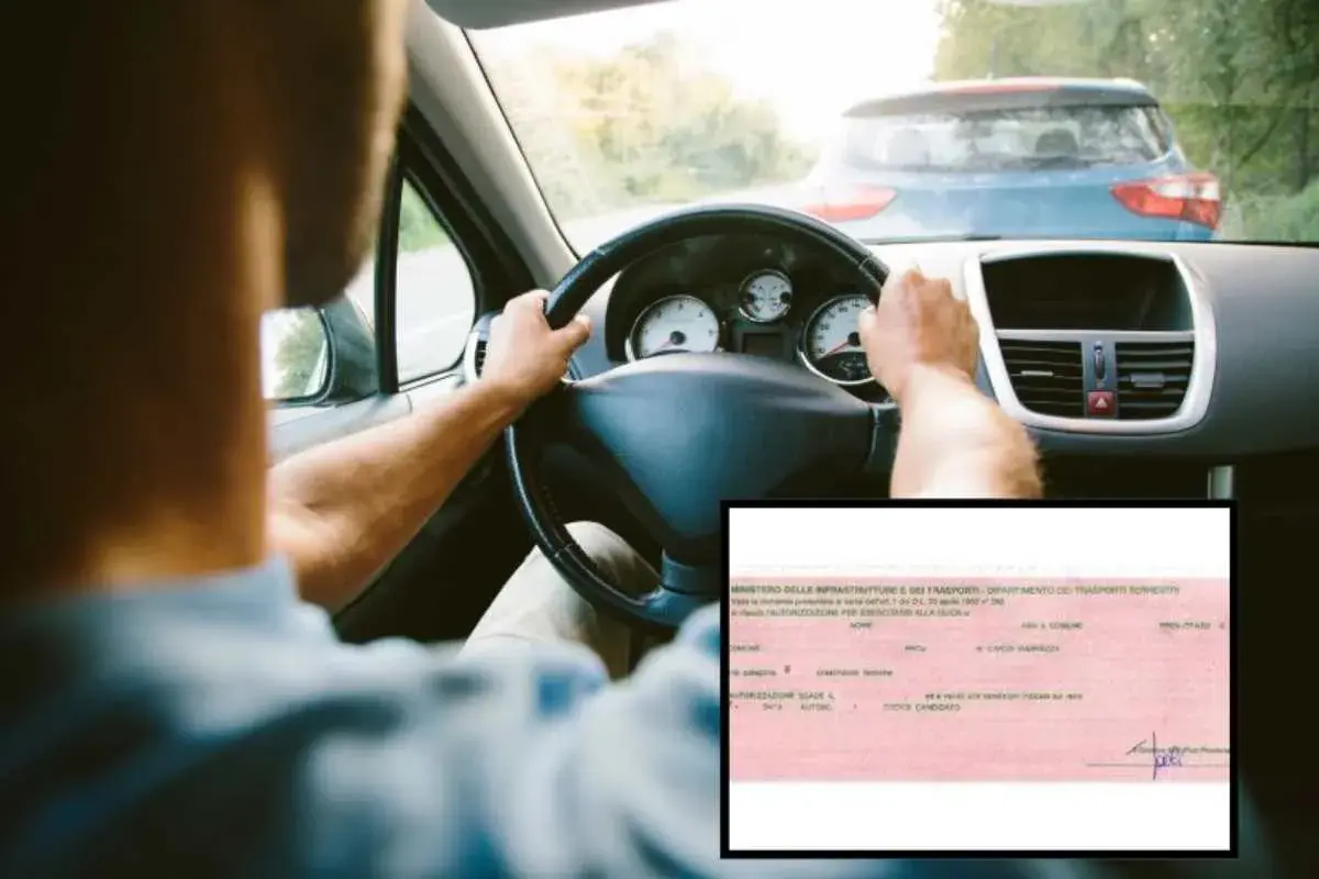 Mani sul volante, un uomo guida mentre un'auto blu lo segue. In basso, un documento rosa con testo italiano, che indica quale licenza è necessaria per guidare.