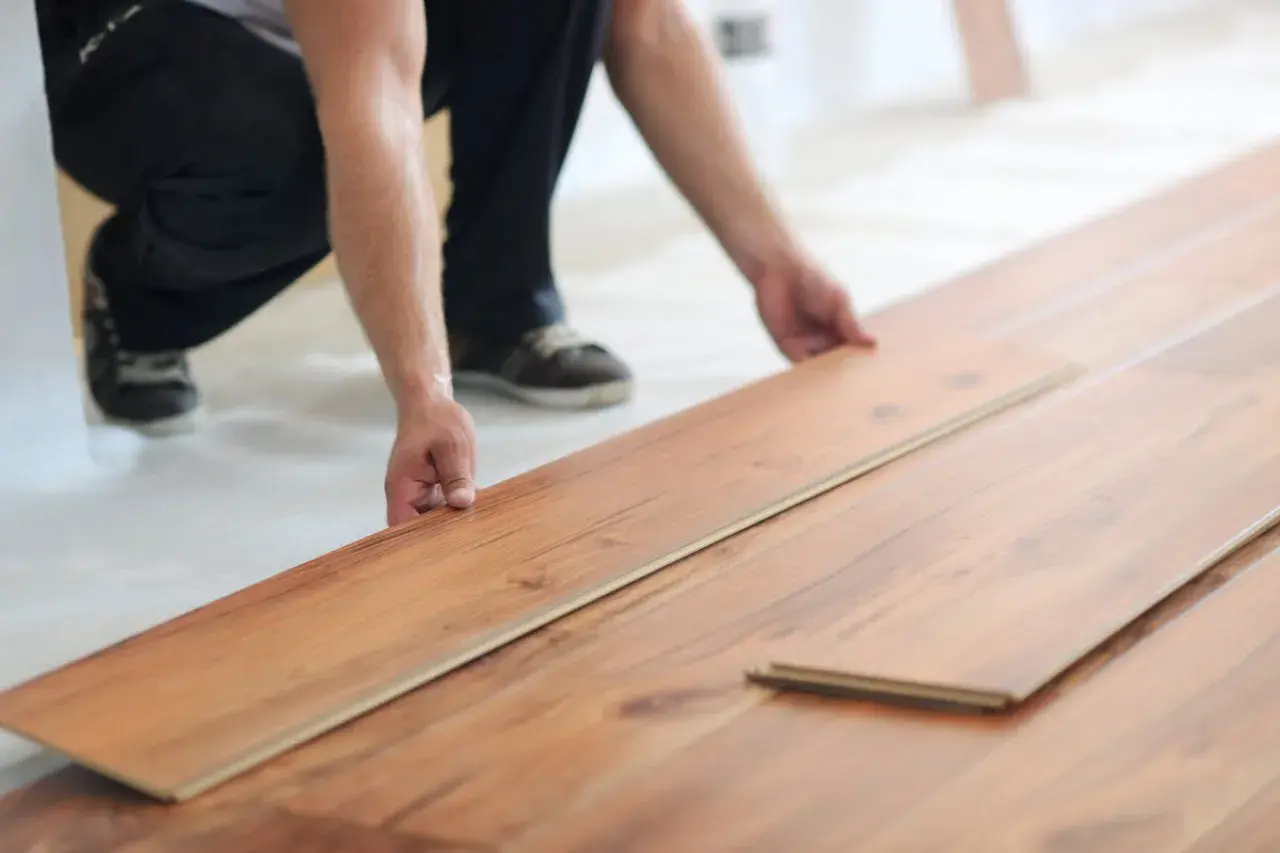 Wyrównaj podłogę pod panele bez wylewki: 4 suche metody DIY