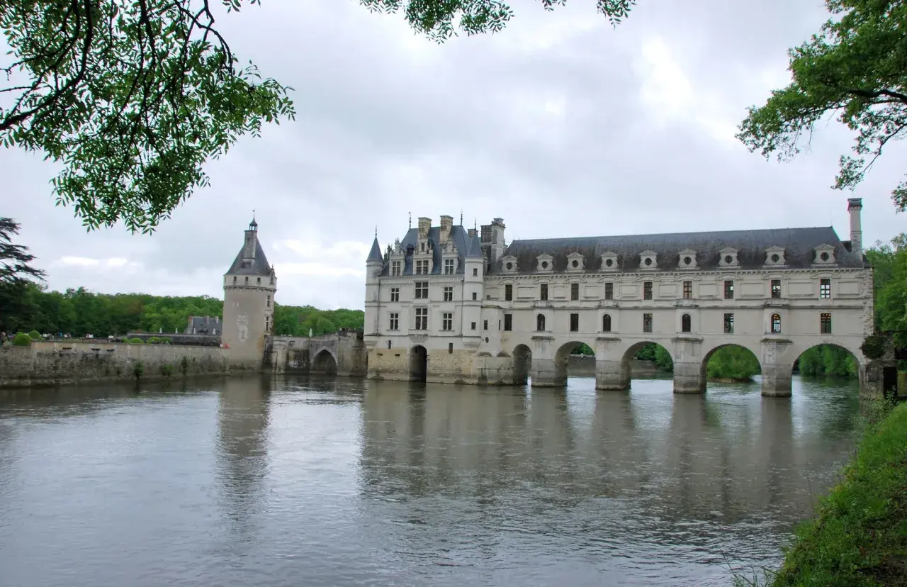 Magnifique avis sur le château de Chenonceau, un joyau architectural traversant le Cher, reflétant sa splendeur dans l'eau.
