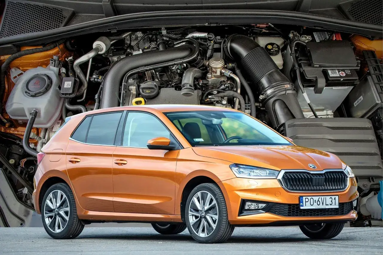 Pomarańczowa Skoda Fabia IV z widocznym silnikiem pod maską.