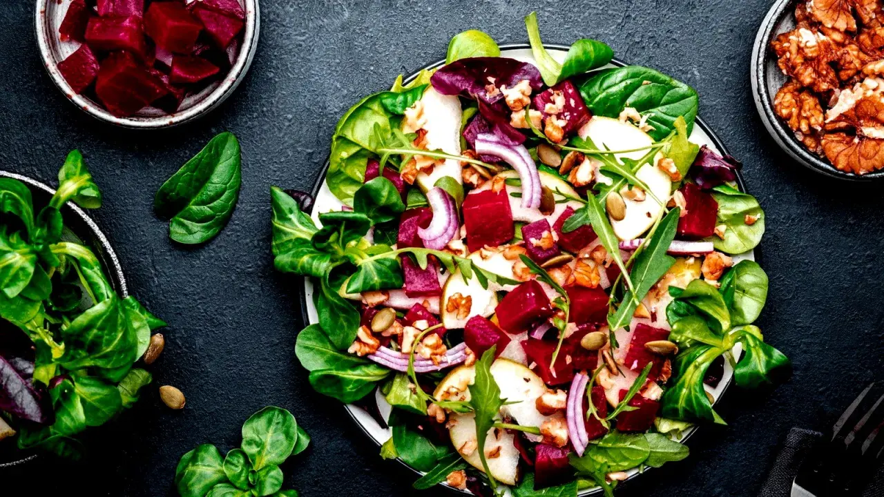 Bunter Rote Bete Salat mit Birne, Walnüssen und frischem Grün. Ein Genuss für Augen und Gaumen.