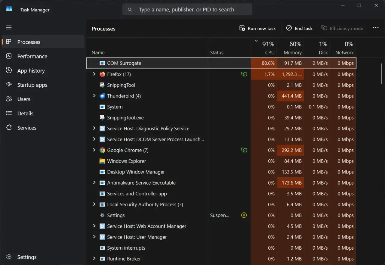 COM Surrogate zużywa 88.6% CPU. W Menedżerze zadań widać proces COM Surrogate z wysokim obciążeniem procesora.