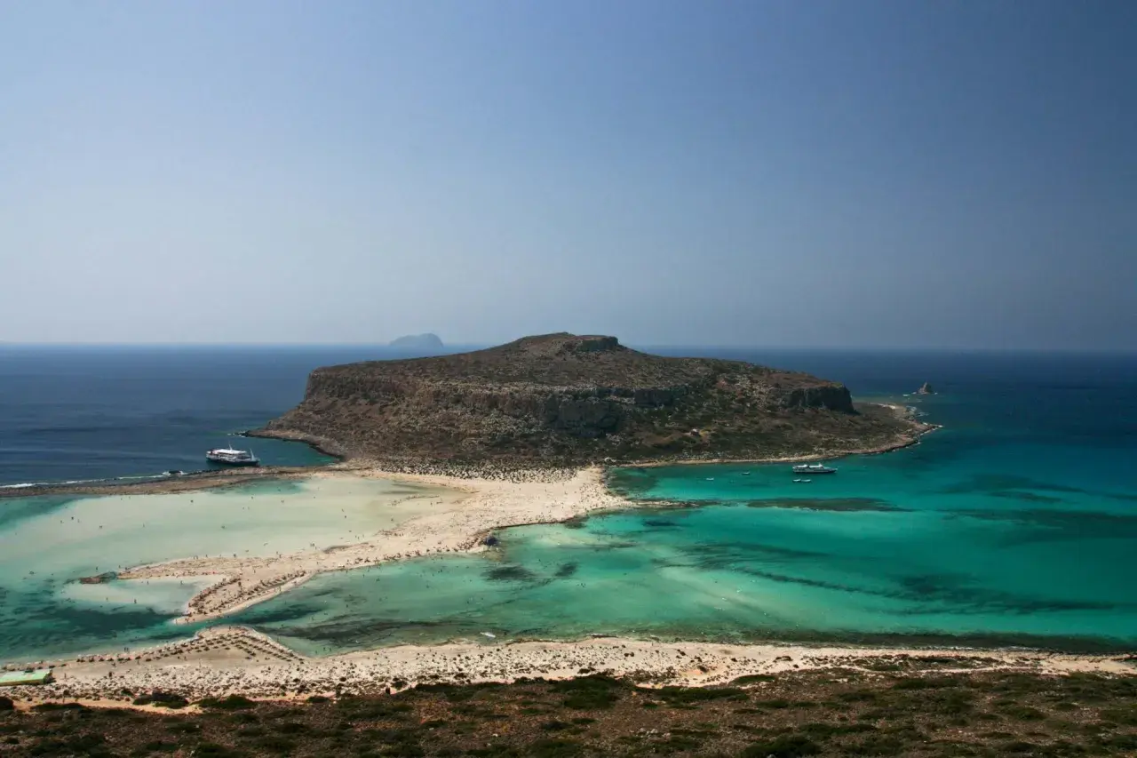 Traumhafte Lagune mit türkisfarbenem Wasser und Sandbänken, ein versteckter Schatz auf Kreta. Entdecken Sie die Geheimtipps!