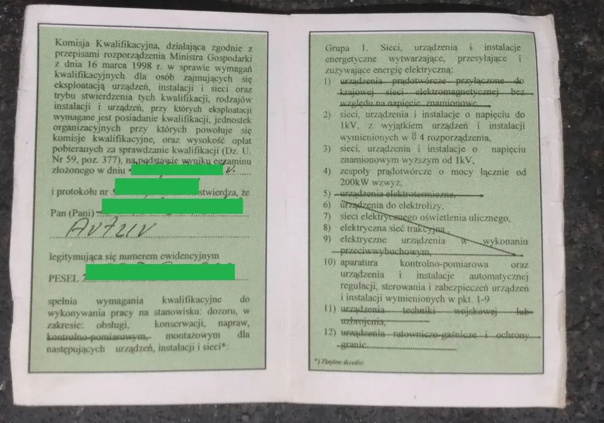 Posiadacz uprawnień SEP do 1kV, potwierdzonych dokumentem, spełnia wymagania do pracy przy instalacjach elektrycznych.