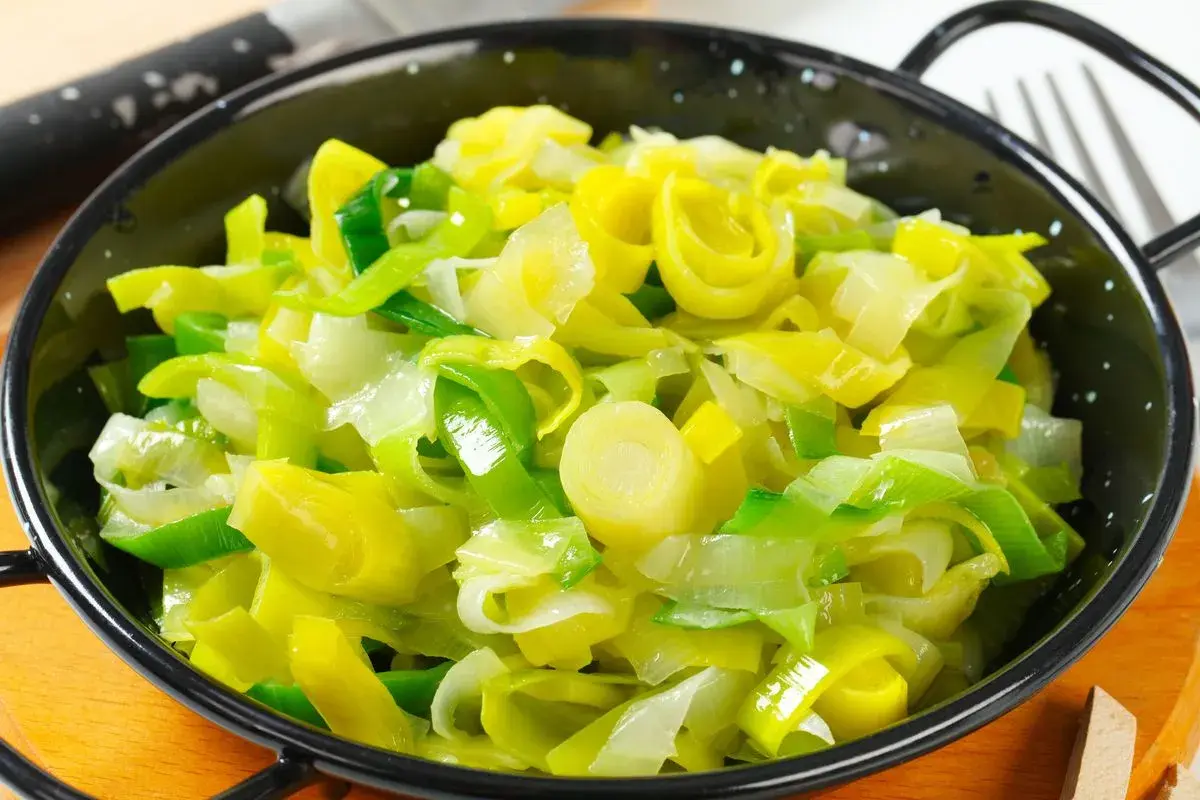Porri in padella, teneri e dorati, pronti per essere gustati.