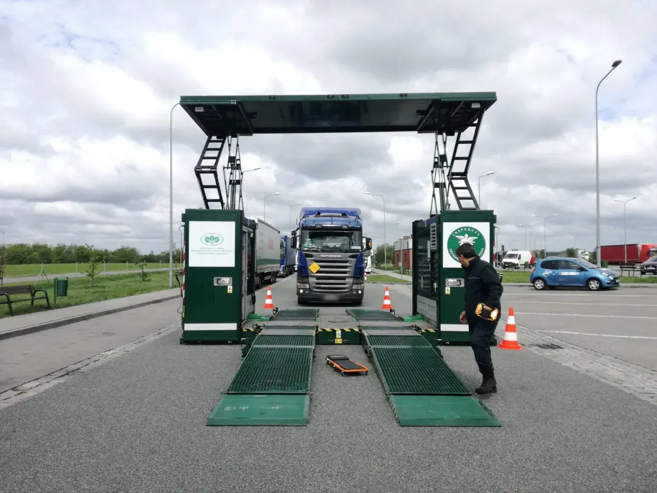 Kontrola ITD na autostradzie. Ciężarówka wjeżdża na wagę, inspektor czeka.