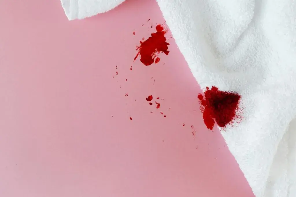 Jak sprać krew z bluzy? Skuteczne metody na świeże i zaschnięte plamy