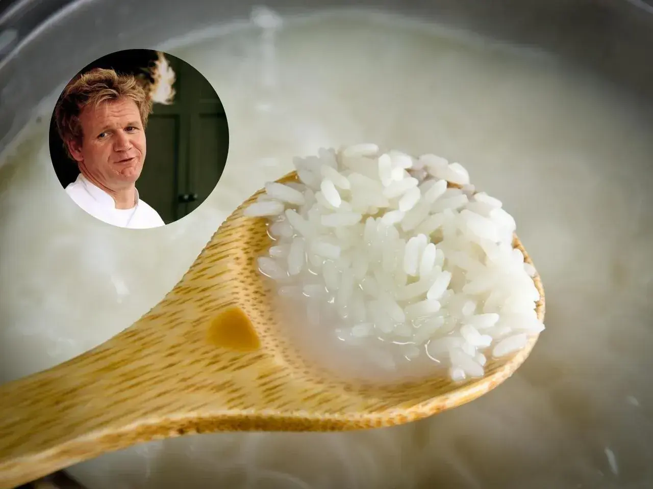 Gordon Ramsay pokazuje, jak ugotować ryż na sypko. Na łyżce widać idealnie ugotowane ziarna ryżu.