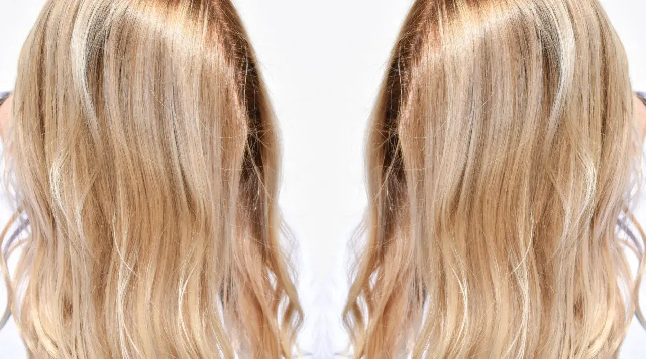 Cabello rubio con mechas matizadas, mostrando un degradado natural y luminoso.