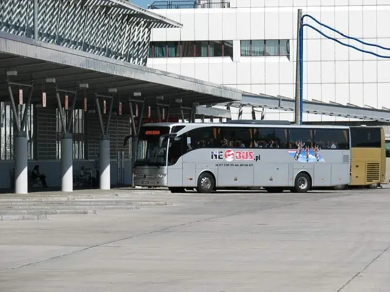 Gdzie Neobus przy Dworcu Centralnym? Znajdź przystanek bez stresu!