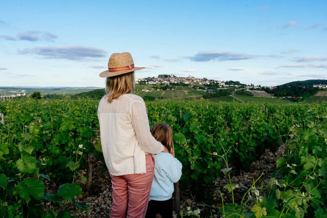 Vue d'un domaine viticole Sancerre, une femme et un enfant contemplent le village perché.