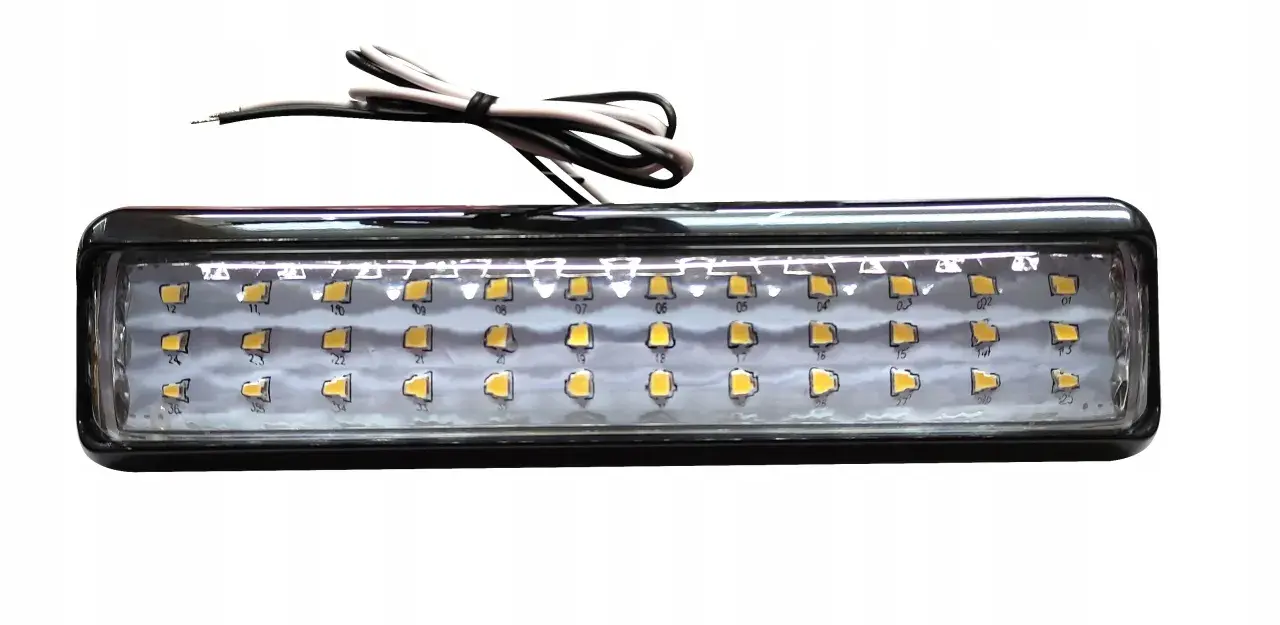 Długa lampa z wieloma żółtymi diodami LED, idealna jako lampy LED do kabin lakierniczych.