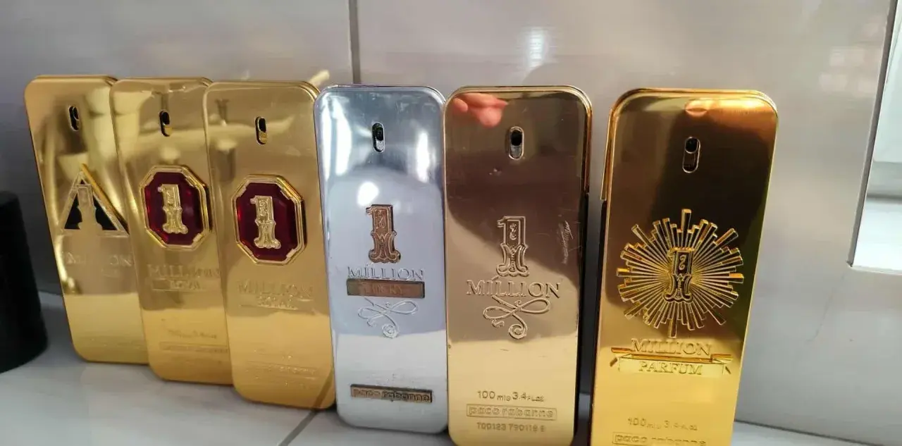 Kolekcja perfum "1 Million" Paco Rabanne, w tym wersje 100ml, błyszczące złote i srebrne flakony w kształcie sztabek.