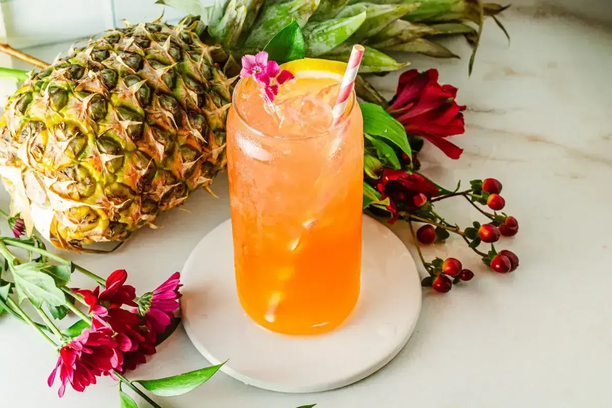 Orzeźwiający drink z ananasem i kwiatami. Idealny przepis na Pina Colada na upalne dni.