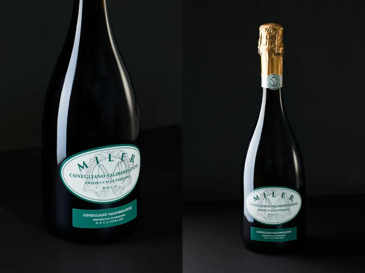 Dwie butelki prosecco. Jedna z nich ma złoty kapturek. Etykiety informują o pochodzeniu i zawartości procentowej alkoholu.