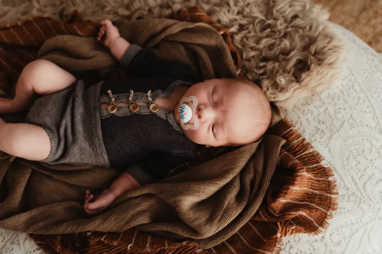 Sover gott med napp, en bebis som verkar nöjd. Kanske är det hemligheten för att få bebis att ta napp.