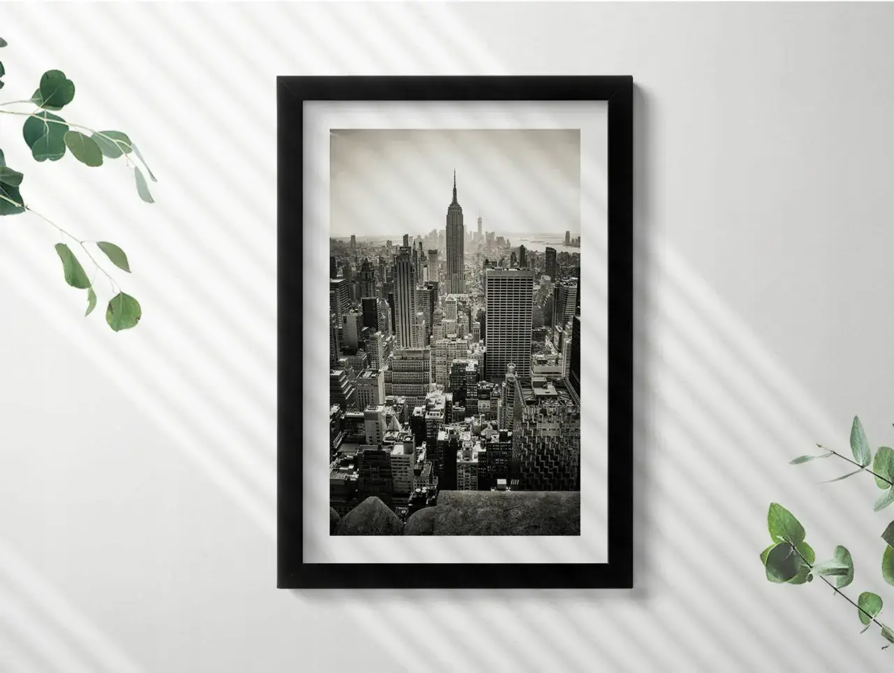 Czarno-białe obraz miasto z Empire State Building w tle. Widok z lotu ptaka na drapacze chmur.