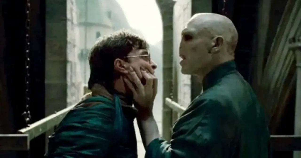 Harry Potter i insygnia śmierci: Voldemort trzyma twarz Harry'ego, grożąc mu.