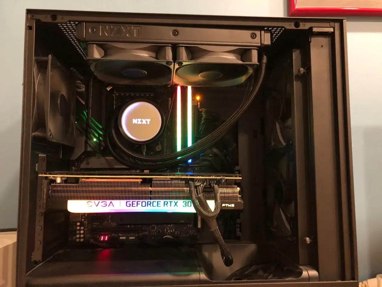Ein Gaming-PC mit RGB-Beleuchtung. Die EVGA GeForce RTX 30-Serie leuchtet in bunten Farben, während ein DRAM LED rot leuchtet.