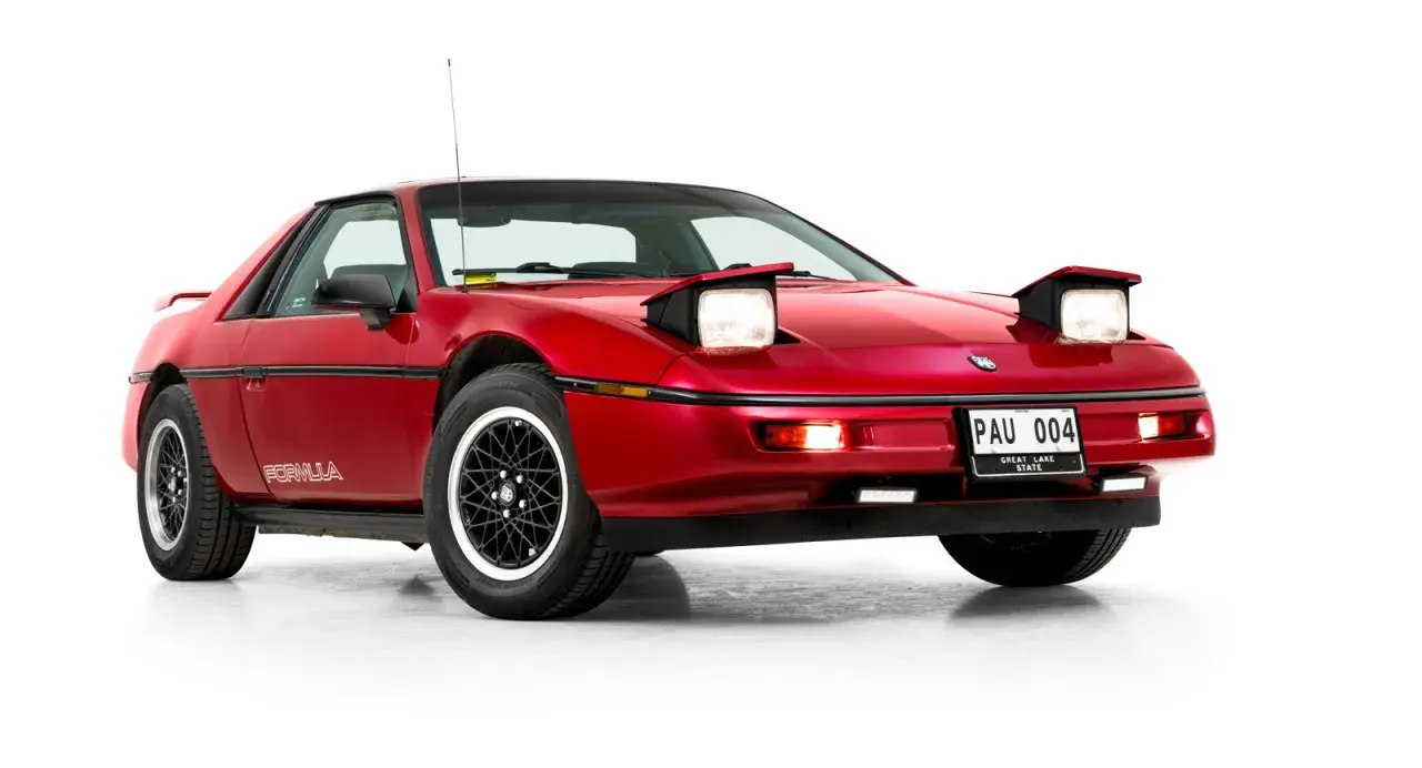 Röd Pontiac Fiero Formula från 80-talet med uppfällda strålkastare.