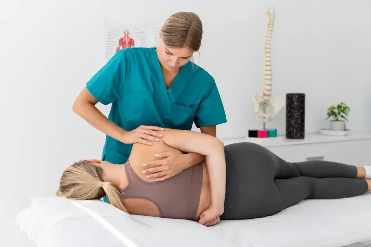 Osteopata wykonuje terapię manualną. Czy osteopata jest lekarzem? To pytanie często zadawane przez pacjentów.