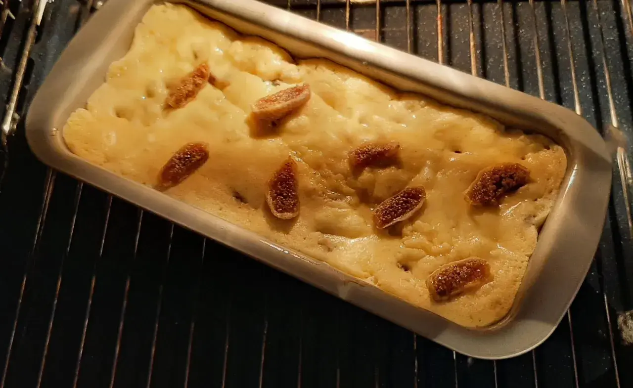 Gâteau moelleux aux figues sèches, parfait pour des recettes gourmandes.