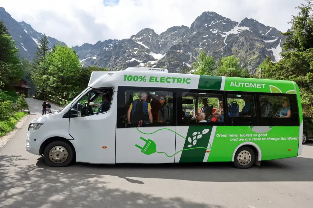Elektryczny bus Automet w drodze do Morskiego Oka. Sprawdź cennik meleksy i wybierz ekologiczny transport.
