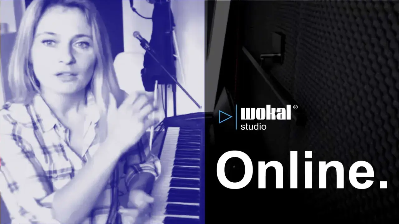 Kobieta gra na pianinie, przygotowując się do lekcji śpiewu online. Logo "wokal studio" i napis "Online." podkreślają ofertę.