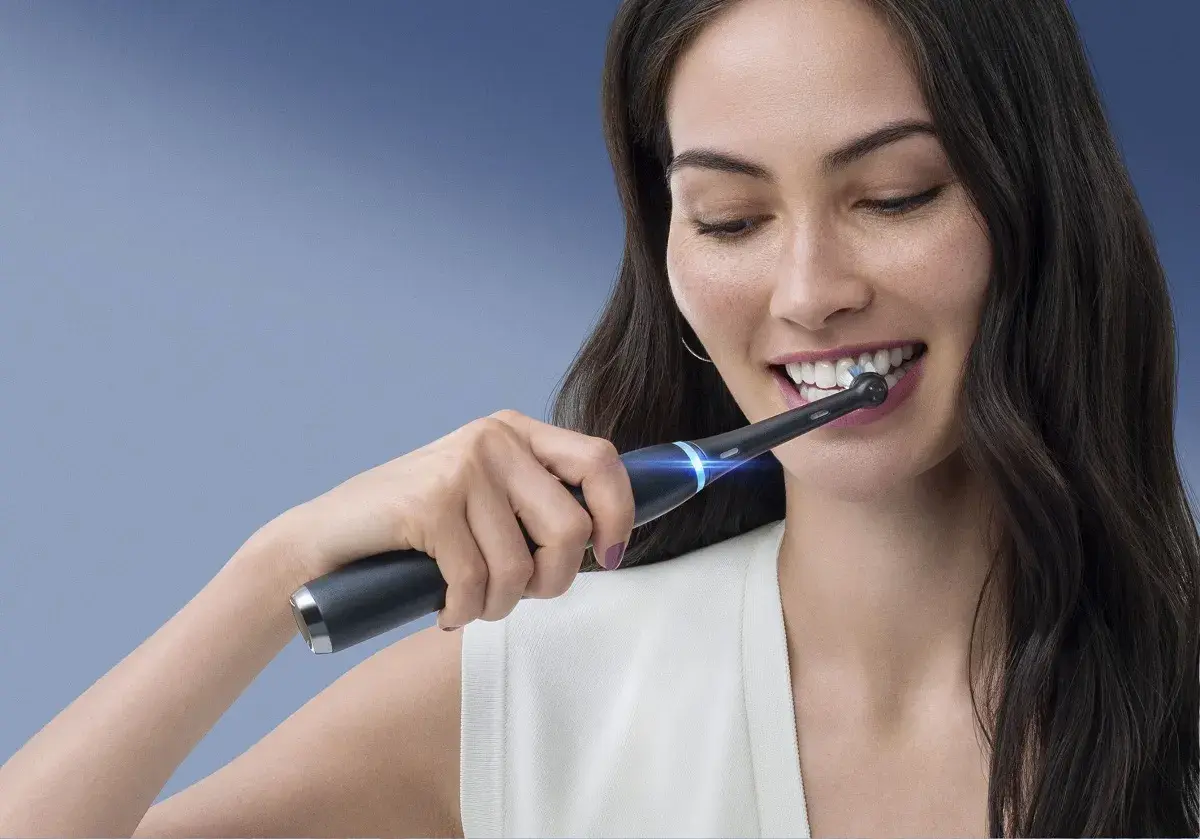 Szczoteczka soniczna: co to jest i dlaczego dentyści ją polecają?