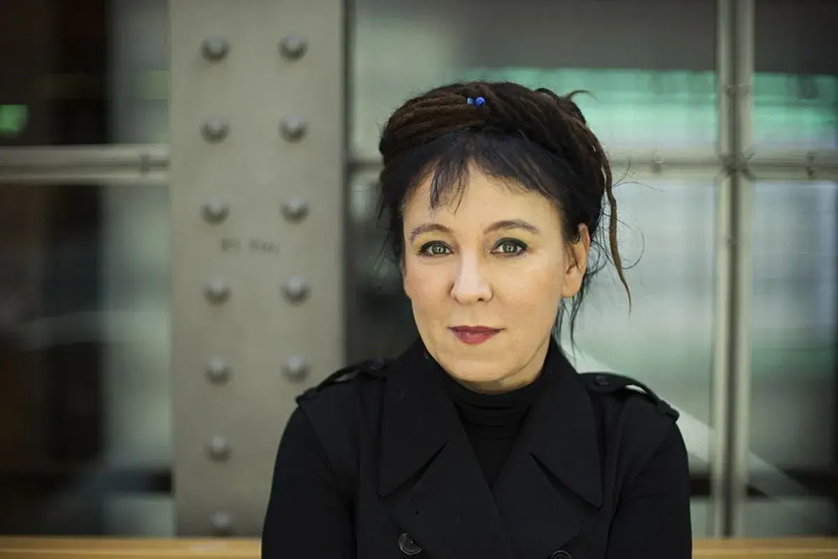 Olga Tokarczuk, laureatka Nagrody Nobla, w czarnym płaszczu. Jej życiorys to fascynująca podróż przez świat literatury.
