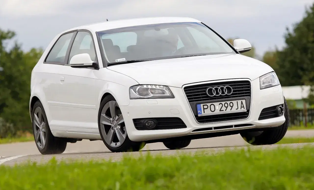 Białe Audi A3 8P na zakręcie. Sprawdź rozmiar opon dla tego modelu.