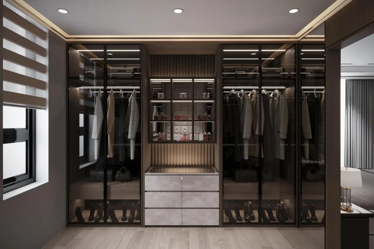 Elegancka garderoba z przeszklonymi frontami, gdzie ubrania i akcesoria tworzą obraz quiet luxury.