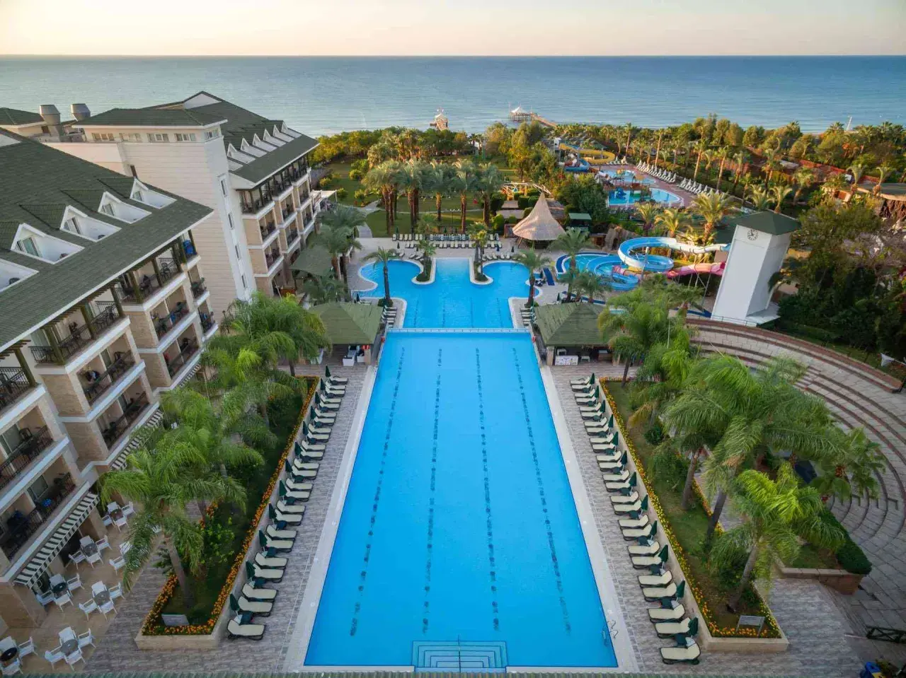 Dobendan Beach Resort: Ein Urlaubsparadies mit großen Pools, Wasserrutschen und Meerblick. Komfort und Entspannung pur.