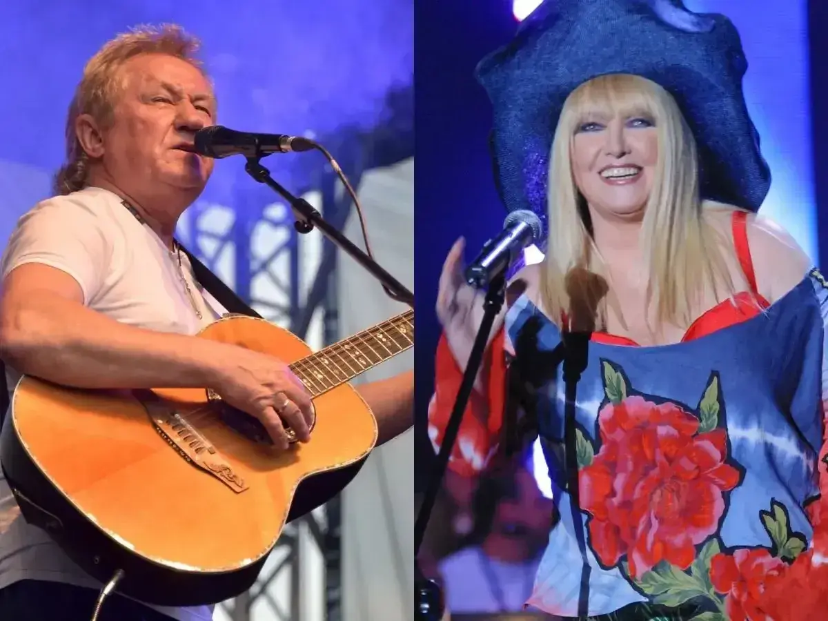 Janusz Laskowski śpiewa przy gitarze, obok Maryla Rodowicz w kolorowym stroju. Tekst "Kolorowe Jarmarki" brzmi w tle.