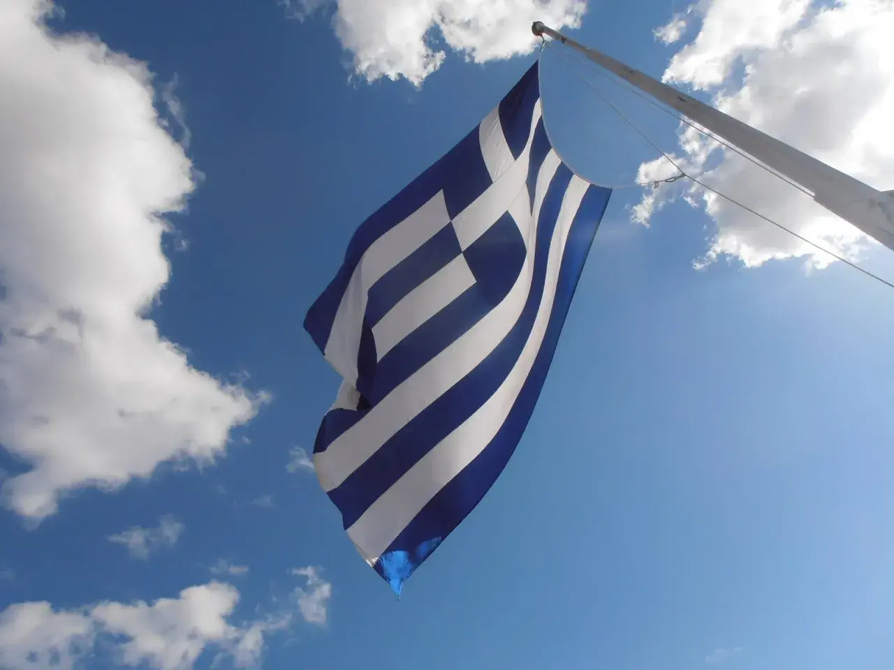Flaga Grecji: Galanolefki symbolika, historia i co oznaczają pasy?