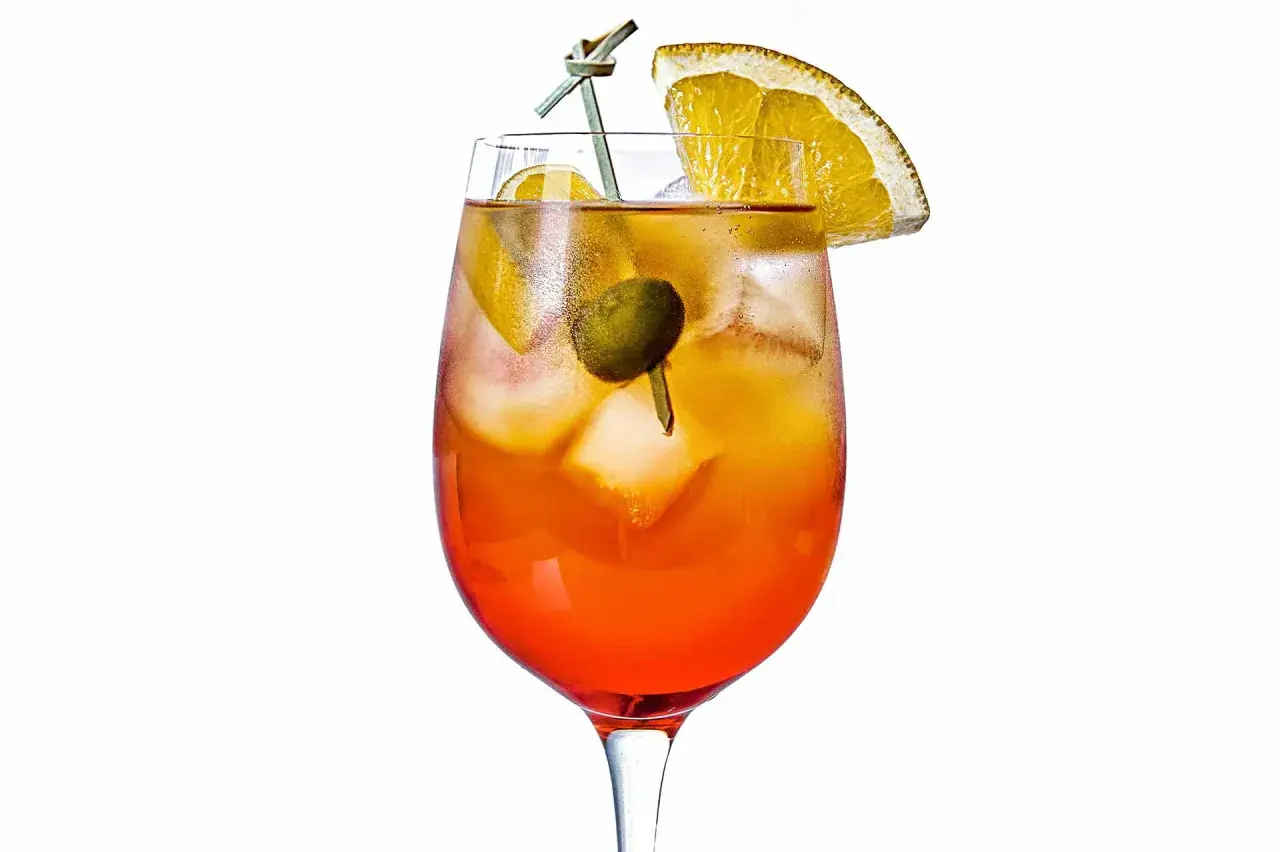 Erfrischender Veneto Spritz mit Eis, Orangenscheibe und Olive. Ein perfekter Aperitif für warme Tage.