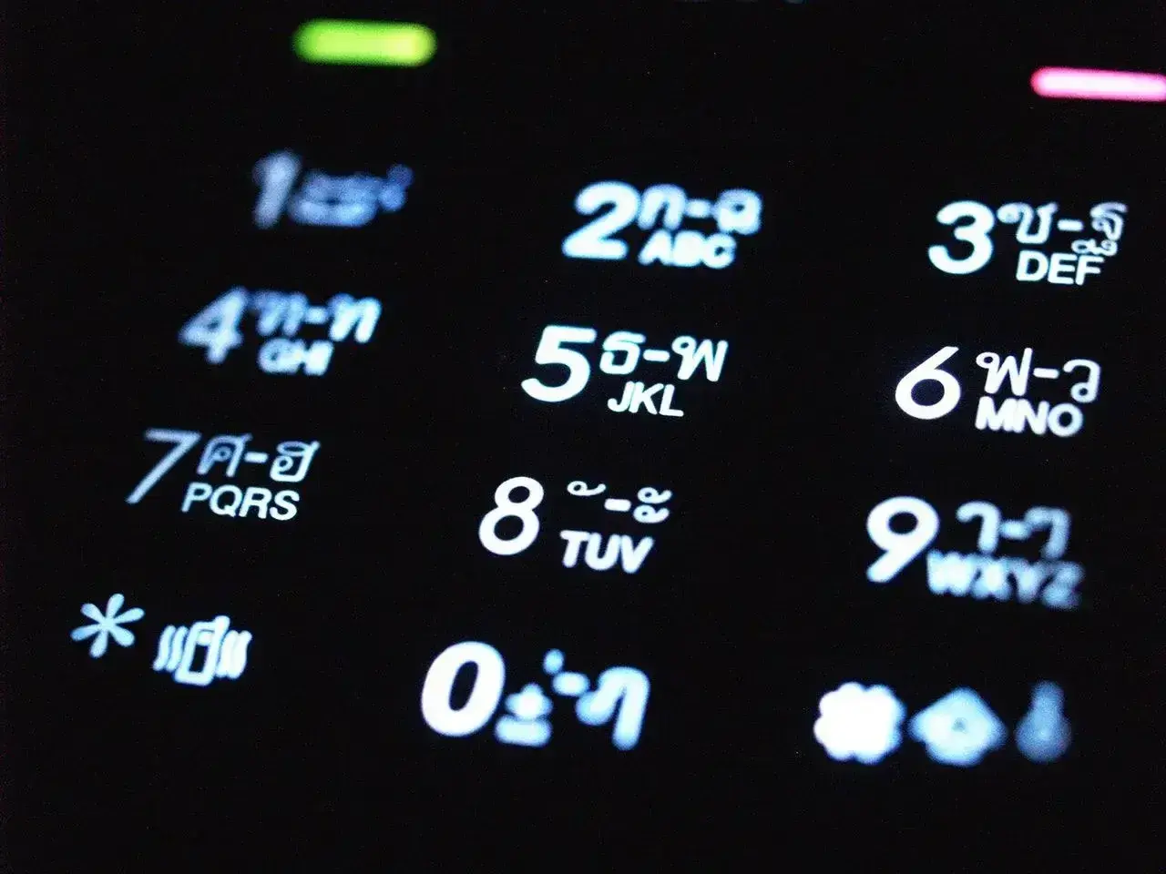 Klawiatura telefonu z cyframi i znakami w języku tajskim. 791 jaka to sieć?
