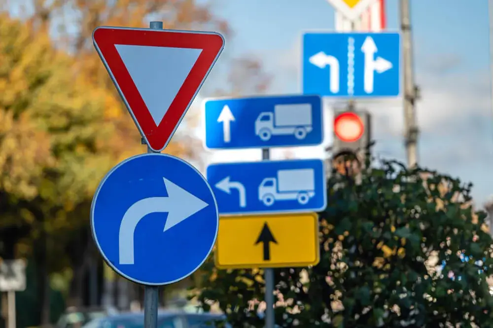 Znaki drogowe miejscowości - Co warto wiedzieć o ich znaczeniu?