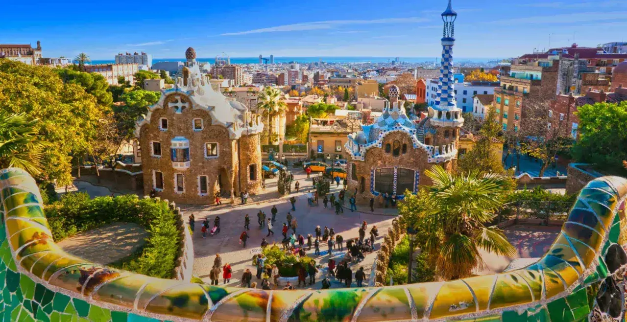 El Park Güell de Barcelona, un lugar mágico que parece sacado de un cuento. Imagina llegar en tren desde Pamplona y encontrarte con esta maravilla.
