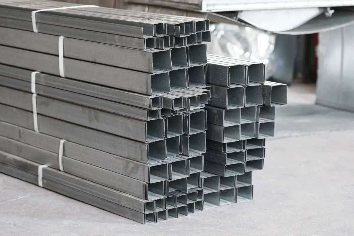 Stosy profili aluminiowych, różne rodzaje profili aluminiowych gotowe do użycia w budownictwie.