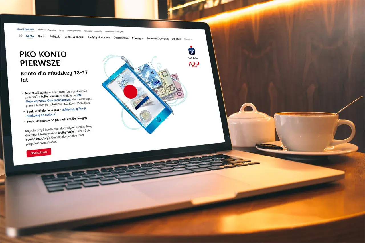 Na ekranie laptopa widoczna jest strona PKO BP z ofertą "PKO Konto Pierwsze" dla młodzieży. Dowiedz się, jak aktywować kartę w PKO, by korzystać z bankowości mobilnej.
