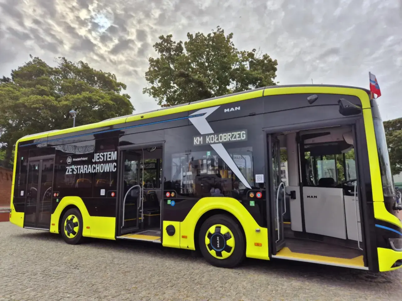 Nowy autobus MAN z napisem "KM KOŁOBRZEG" i "JESTEM ZE STARACHOWIC". Sprawdź sarbinowo kołobrzeg rozkład jazdy.