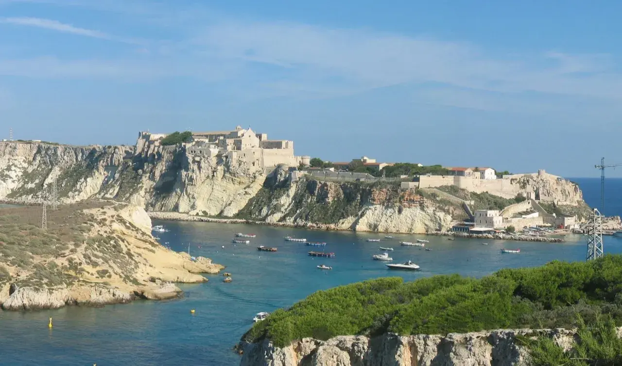 Panoramica delle Isole Tremiti: cosa vedere tra il mare cristallino e l'antica fortezza arroccata sulla scogliera.